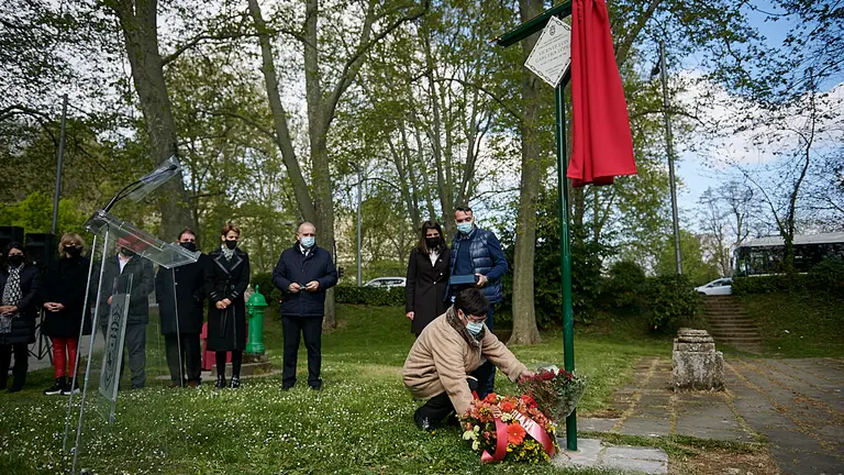 Acto de colocación de la placa en recuerdo de Vicente Luis Garcera López, asesinado por la banda terrorista ETA hace 39 años en el puente de la Magdalena de Pamplona. PABLO LASAOSA