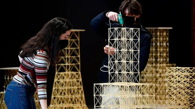 Estudiantes de la Escuela de Arquitectura de la Universidad de Navarra dejan lista la sala de pruebas para testar este sábado la resistencia sísmica de las estructuras mediante pruebas realizadas en maquetas de edificios y aerogeneradores construidas con diferentes materiales, entre ellos espaguetis. Se trata de una prueba en el marco del Concurso Nacional de Estructuras, en su elaboración se podía emplear como máximo un kilogramo de espaguetis y ayudados de una pistola de silicona caliente tenían que construir un edificio con una cimentación de 60 cm de base y una altura de algo más de un metro. EFE/ Jesús Diges