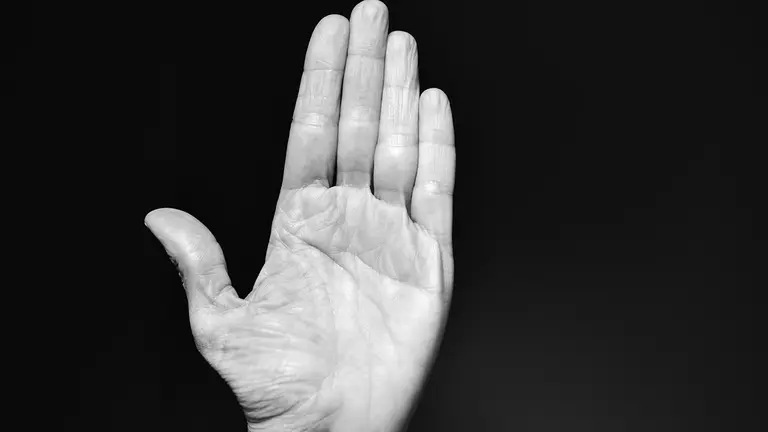 Una mano preparada para dar una bofetada. ARCHIVO