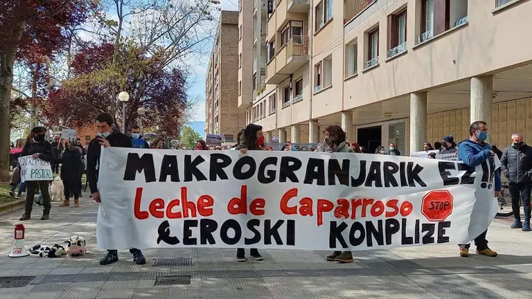 Concentración en contra de las macrogranjas. MOVIMIENTO POR LA SOBERANÍA ALIMENTARIA EN NAVARRA