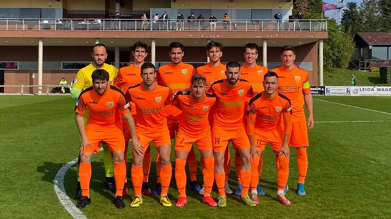 Equipo titular del CD Izarra ante la SD Leioa en el campo de Sarriena. @CD_Izarra