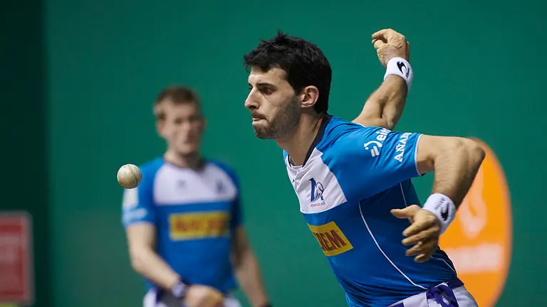 Elezkano y Zabaleta se enfrentan a Altuna y Mariezkurrena en el frontón Labrit de Pamplona. PABLO LASAOSA