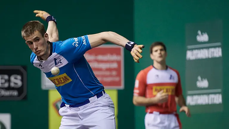 Elezkano y Zabaleta se enfrentan a Altuna y Mariezkurrena en el frontón Labrit de Pamplona. PABLO LASAOSA