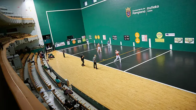 Elezkano y Zabaleta se enfrentan a Altuna y Mariezkurrena en el frontón Labrit de Pamplona. PABLO LASAOSA