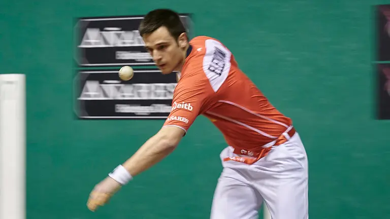 Elezkano y Zabaleta se enfrentan a Altuna y Mariezkurrena en el frontón Labrit de Pamplona. PABLO LASAOSA