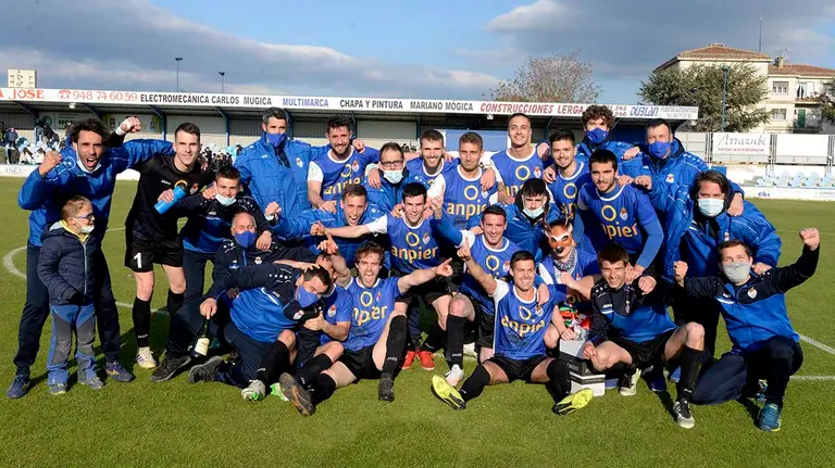 Los jugadores de la Peña Sport celebran el ascenso en el campo de San Francisco. @PenaSportFC