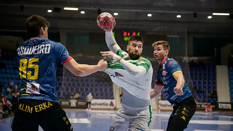 El Helvetia Anaitasuna se enfrenta al Ademar León en Pamplona. PABLO LASAOSA