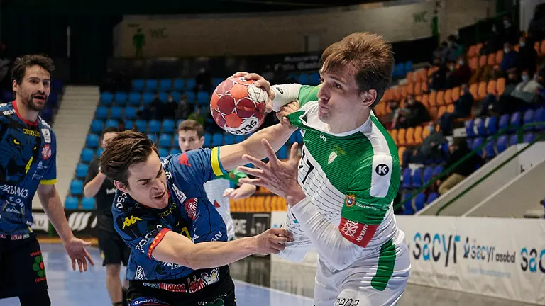 El Helvetia Anaitasuna se enfrenta al Ademar León en Pamplona. PABLO LASAOSA