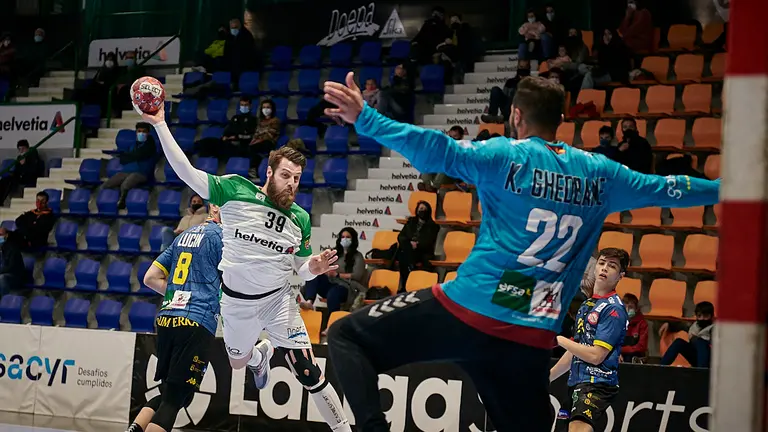 El Helvetia Anaitasuna se enfrenta al Ademar León en Pamplona. PABLO LASAOSA