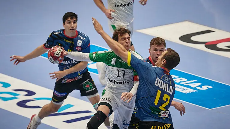 El Anaitasuna se enfrenta al Ademar León en Pamplona. PABLO LASAOSA