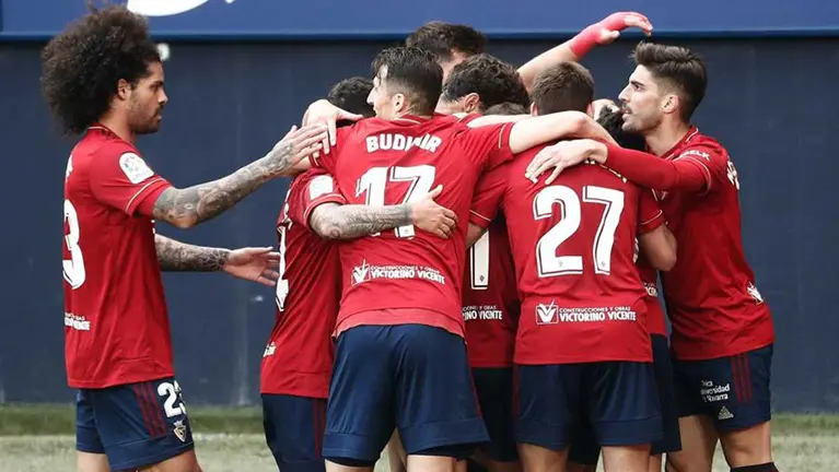 Partido entre Osasuna y Elche disputado este domingo en el Estadio de El Sadar de Pamplona. EFE/Jesús Diges