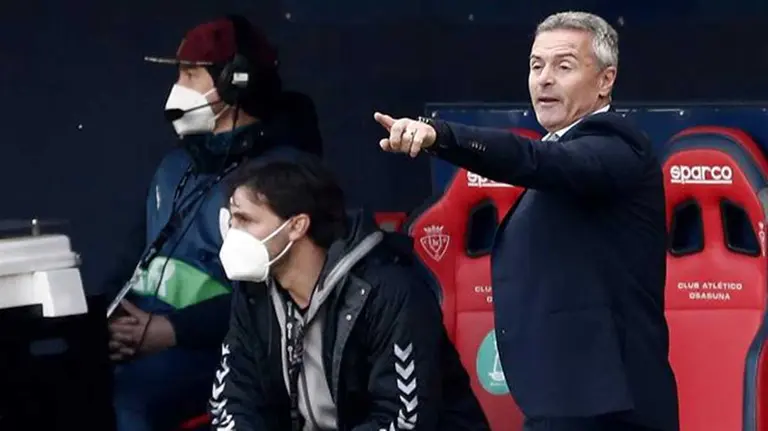 Fran Escribá, entrenador del Elche, durante el partido entre Osasuna y Elche disputado este domingo en el Estadio de El Sadar de Pamplona. EFE/Jesús Diges