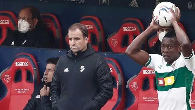 Jagoba Arrasate durante el partido entre Osasuna y Elche disputado este domingo en el Estadio de El Sadar de Pamplona. EFE/Jesús Diges