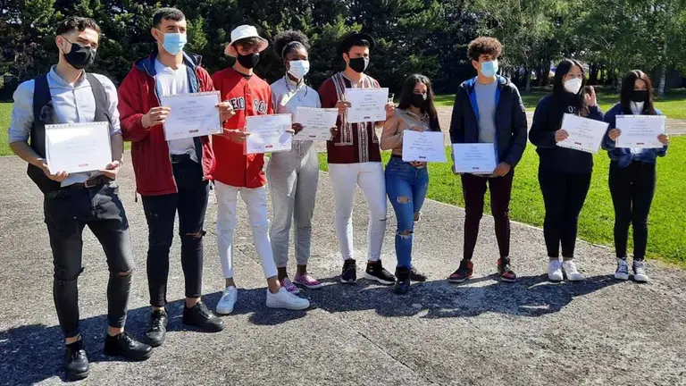 Alumnado del Centro Integrado de FP San Juan de Pamplona que han ideado los proyectos para reutilizad la ropa perdida que se recoge en los centros educativos. GOBIERNO DE NAVARRA