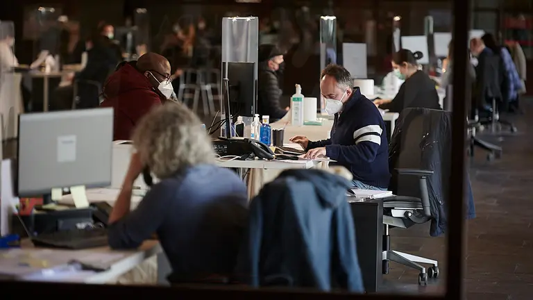 La consejera de Hacienda, Elma Saiz, visita las nuevas instalaciones provisionales de Hacienda en Baluarte. PABLO LASAOSA