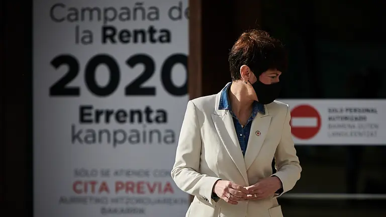 La consejera de Hacienda, Elma Saiz, visita las nuevas instalaciones provisionales de Hacienda en Baluarte. PABLO LASAOSA