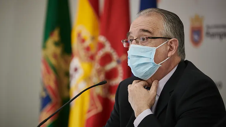 El alcalde de Pamplona, Enrique Maya, la presidenta de la Asociación de Empresarios de Hostelería de Navarra (AEHN), Ana Beriáin, y el vicepresidente de la Asociación Navarra Pequeña Empresa de Hostelería (ANAPEH), Juan Carlos Oroz, presentan la nueva línea de ayudas para el sector de la hostelería y los hoteles. PABLO LASAOSA