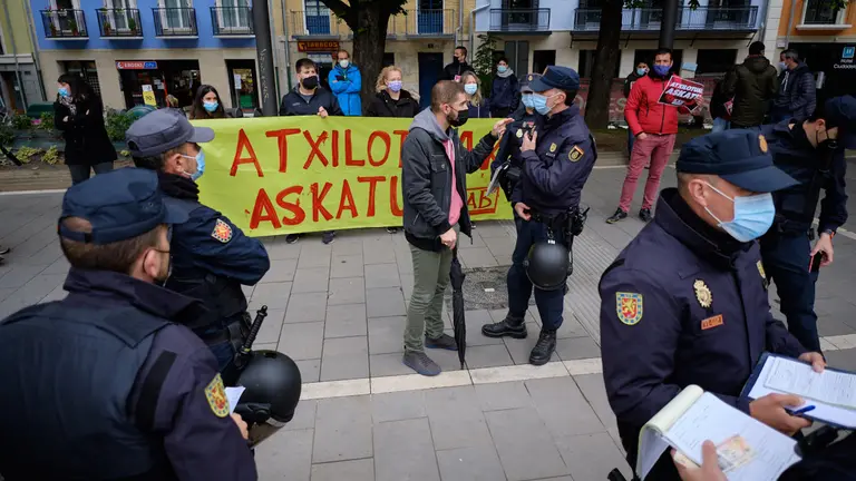 Protesta de LAB frente a la comisaria de Policía Nacional de Pamplona por la detencion de 6 personas. MIGUEL OSÉS