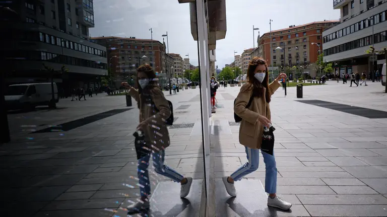 Varias personas pasean con mascarillas por las calles de Pamplona y sus comercios durante la pandemia del coronavirus. MIGUEL OSÉS
