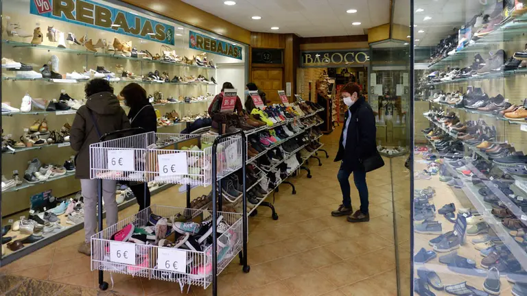 Varias personas pasean con mascarillas por las calles de Pamplona y sus comercios durante la pandemia del coronavirus. MIGUEL OSÉS