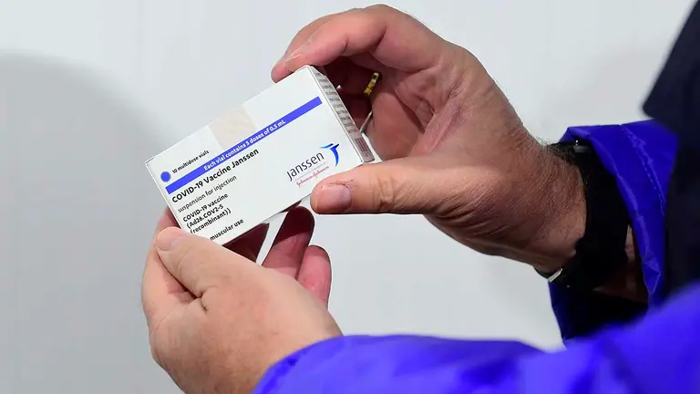 Una caja de vacunas de Janssen. EFE/EPA/Szilard Koszticsak/Archivo
