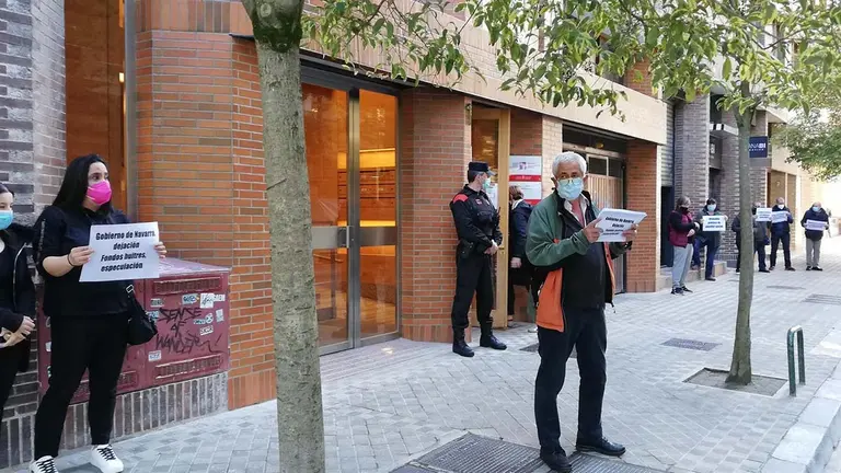 Concentración de la Plataforma de Afectados por la Hipoteca (PAH) frente al Departamento de Vivienda del Gobierno de Navarra. EUROPA PRESS