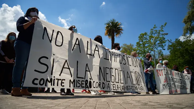 Concentración del comité de la Casa de Misericordia con motivo de la huelga convocada contra el "bloqueo" de la negociación del convenio. MIGUEL OSÉS