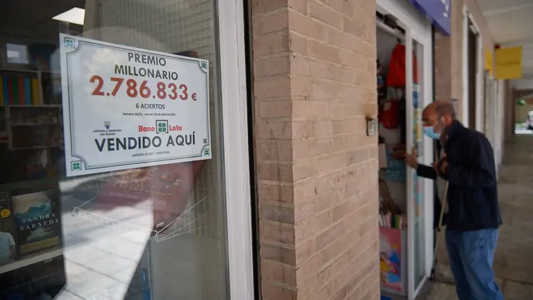 La papelería del paseo de los Enamorados 10 en la Rochapea reparte mas de 2'5 millones de Euros. MIGUEL OSÉS