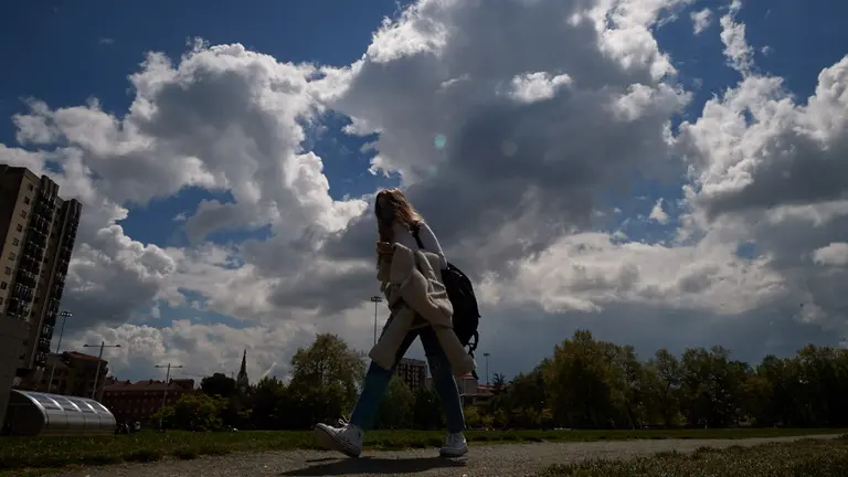 Una chica camina por las calles de Pamplona durante la crisis de la pandemia del coronavirus. MIGUEL OSÉS