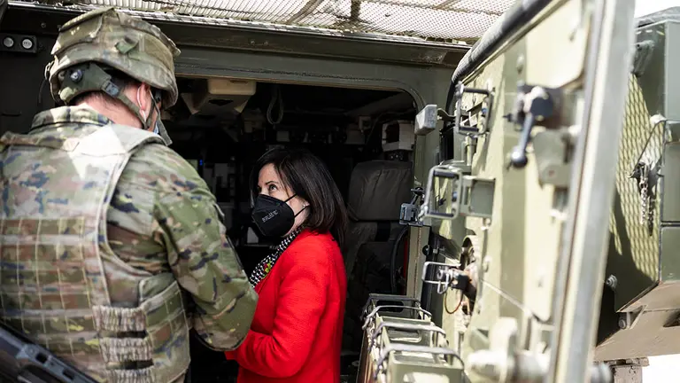 La ministra de Defensa, Margarita Robles, durante su visita a la Brigada 'Aragón’, a 19 de abril de 2021, en Zaragoza. MARCOS CEBRIAN