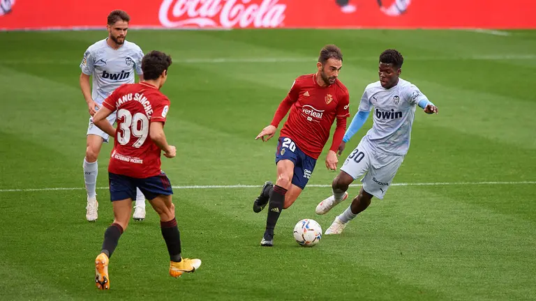 Partido entre Osasuna y Valencia correspondiente a la jornada número 31 de La Liga de futbol disputado en el estadio de El Sadar de Pamplona. MIGUEL OSÉS