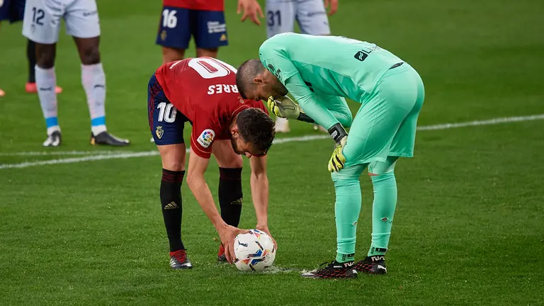 Partido entre Osasuna y Valencia correspondiente a la jornada número 31 de La Liga de futbol disputado en el estadio de El Sadar de Pamplona. MIGUEL OSÉS
