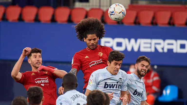 Partido entre Osasuna y Valencia correspondiente a la jornada número 31 de La Liga de futbol disputado en el estadio de El Sadar de Pamplona. MIGUEL OSÉS