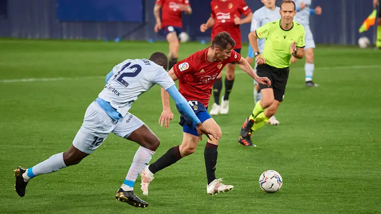 Partido entre Osasuna y Valencia correspondiente a la jornada número 31 de La Liga de futbol disputado en el estadio de El Sadar de Pamplona. MIGUEL OSÉS