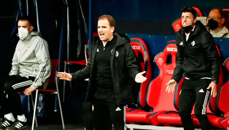 Jagoba Arrasate de pie junto al banquillo de Osasuna ante el Valencia. EFE/ Jesus Diges