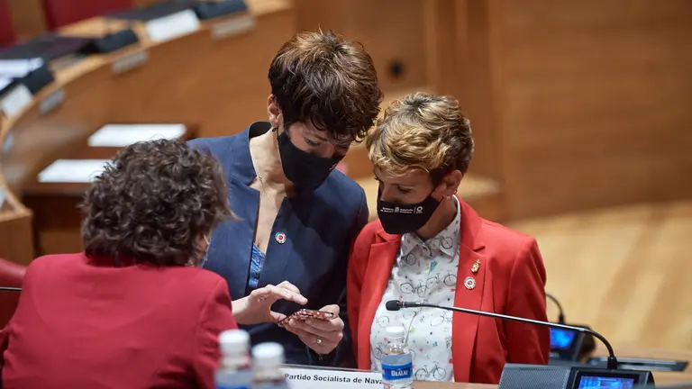 La presidenta del Gobierno de Navarra, María Chivite (d), junto a la consejera de economía y hacienda, Elma Saiz (i), durante el pleno del parlamento. MIGUEL OSÉS
