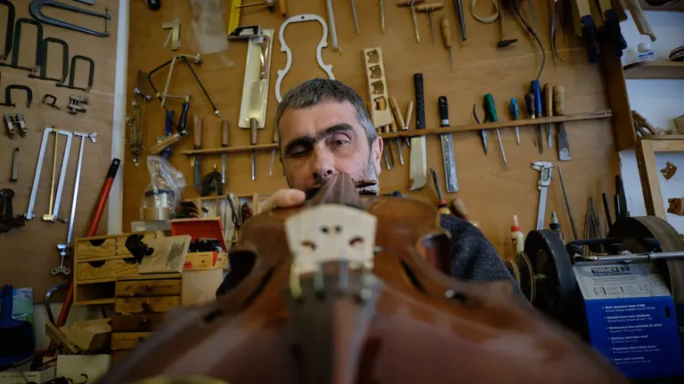 Patxi Atozki, el único lutier de Pamplona, en su taller de la calle Nueva. MIGUEL OSÉS