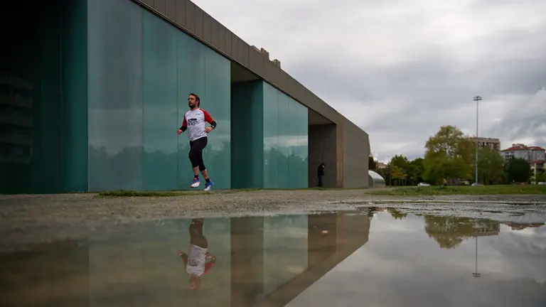 Un hombre corre por la vuelta del castillo de Pamplona durante la crisis del coronavirus en la comunidad Foral de Navarra. MIGUEL OSÉS
