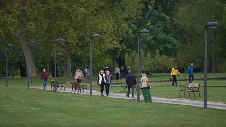 Varias personas con mascarilla por la vuelta del castillo de Pamplona durante la crisis del coronavirus en la comunidad Foral de Navarra. MIGUEL OSÉS