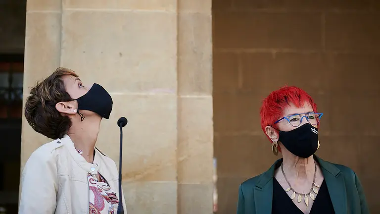 La presidenta del Gobierno de Navarra, María Chivite y la consejera de Salud, Santos Indurain, presentan la campaña '#NavarraSeVacuna'. PABLO LASAOSA