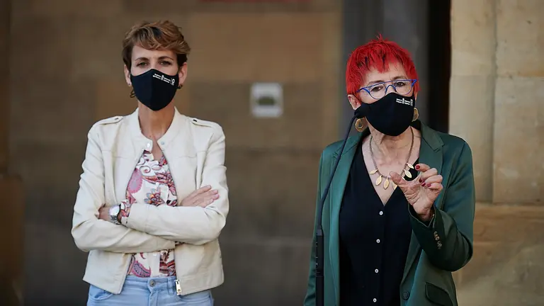 La presidenta del Gobierno de Navarra, María Chivite y la consejera de Salud, Santos Indurain, presentan la campaña '#NavarraSeVacuna'. PABLO LASAOSA