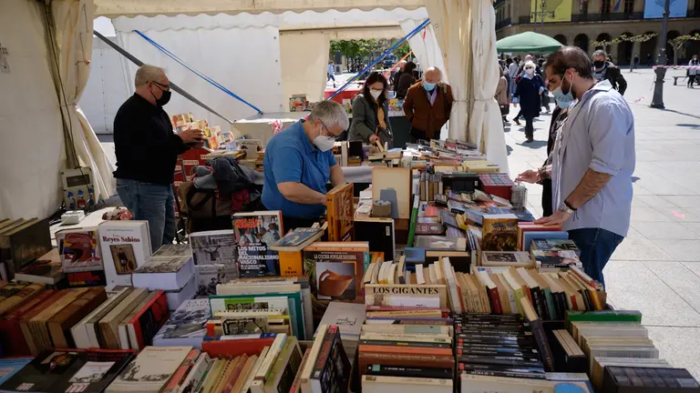 Las Librerías de Navarra salen a la calle para celebrar el Día del Libro. MIGUEL OSÉS