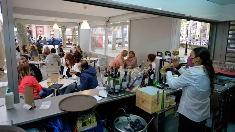 Foto en la Terraza del Monta (plaza de toros) con imágenes de ambiente y del grupo de trabajadores. MIGUEL OSÉS
