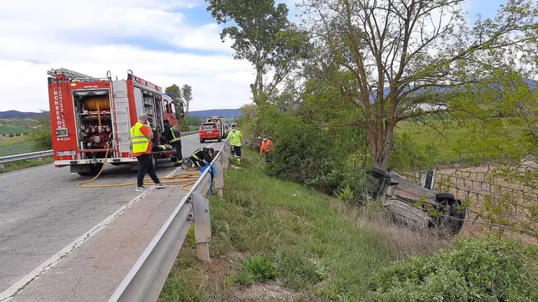Imagen del estado del vehículo tras la salida de la vía. BOMBEROS DE NAVARRA