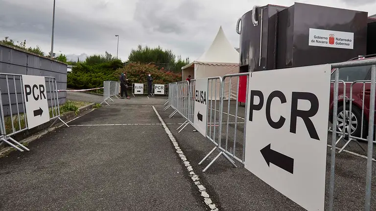 Varios carteles indican la dirección para someterse a un test PCR en un dispositivo de vacunación contra el Covid-19 con la vacuna de Janssen, a 22 de abril de 2021, en Pamplona, Navarra (España). Navarra ha comenzado a administrar este jueves la vacuna de Janssen a unas 830 personas, que han sido citadas para recibirla después de que se haya incorporado al programa de vacunación. La Comunidad foral recibió este miércoles por la tarde un total de 2.055 dosis que irá administrando en los próximos días. En principio, se está inoculando a personas de entre 72-73 años.
22 ABRIL 2021;JANSSEN;VACUNAS;NAVARRA;CORONAVIRUS;SALUD
Eduardo Sanz / Europa Press
22/4/2021