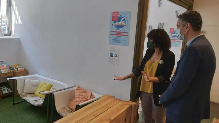 El director general de Cultura, Ignacio Apezteguía, visita las instalaciones de Geltoki junto con la coordinadora de la cooperativa que gestiona el espacio, Katrin Ginea. GOBIERNO DE NAVARRA