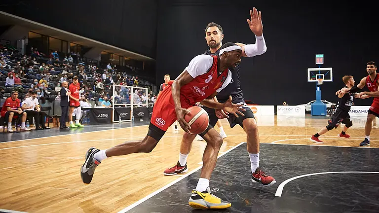 El Basket Navarra se enfrenta al Cantabria en el pabellón Navarra Arena. PABLO LASAOSA