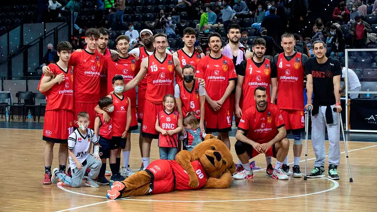 El jugador del Basket Iñaki Narros (dorsal 15), se despide de la afición navarra tras el partido disputado este sábado ante el Cantabria, y después de que anunciara su retirada del baloncesto profesional al término de la presente temporada, siendo el jugador que más veces ha vestido la camiseta de Basket Navarra.- EFE/Villar López