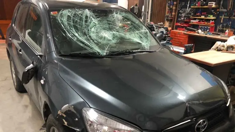 Imagen del coche que conducía un joven en Milagro y que terminó con el cristal de la luna delantera destrozada. POLICÍA FORAL