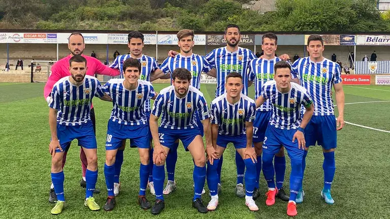 El once titular del Izarra ante el Barakaldo en el campo de Merkatondoa en Estella. @CD_Izarra